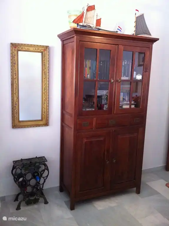 Placard plein de beaux livres, magazines, jeux et jouets pour enfants. De plus, un long miroir pour vérifier la toilette du soir.....