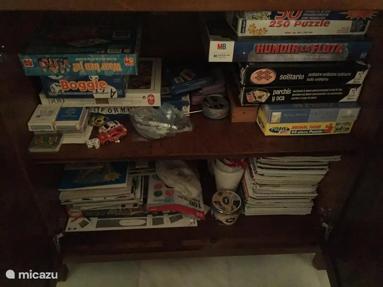 Au fond de la bibliothèque nous avons des jeux pour les grands et les petits enfants.....