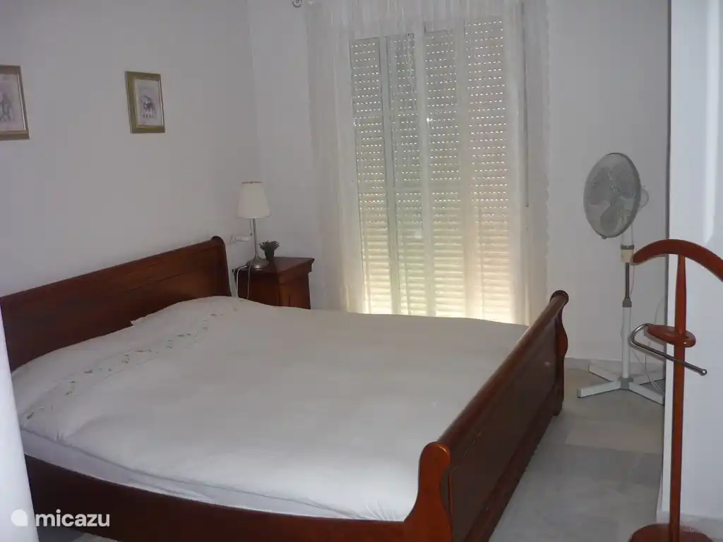 Chambre des maîtres très spacieuse avec grand lit double. Portes coulissantes avec vue sur le vieux village blanc et la mer. En obscurcissant complètement le volet roulant. Dressboy et ventilateur et garde-robe spacieuse avec espace de rangement disponible.