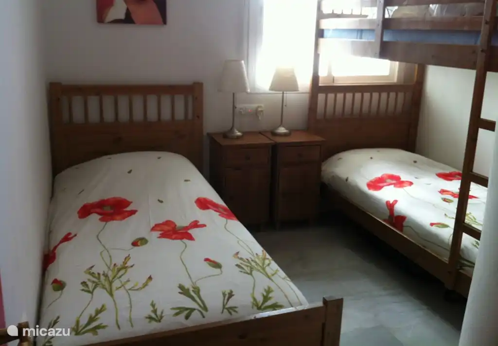 Deuxième chambre avec trois lits simples dont un lit superposé. Armoire avec espace de rangement disponible. Dans le placard disponibilité au coffre-fort. Si vous le souhaitez, un lit bébé et une chaise haute sont également disponibles.