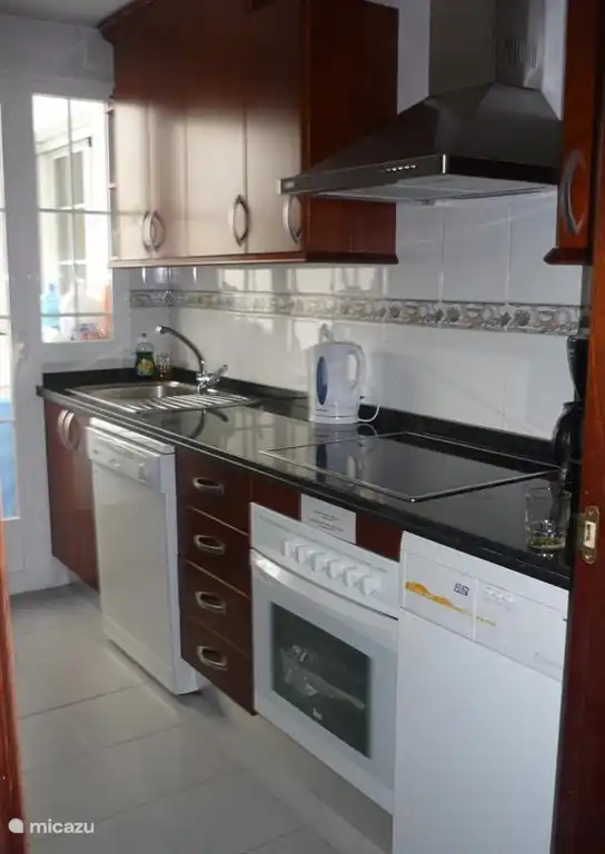 Cuisine entièrement équipée avec tous les appareils et ustensiles.