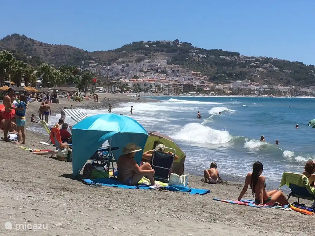 Playa avec le confort espagnol et les vagues merveilleuses...