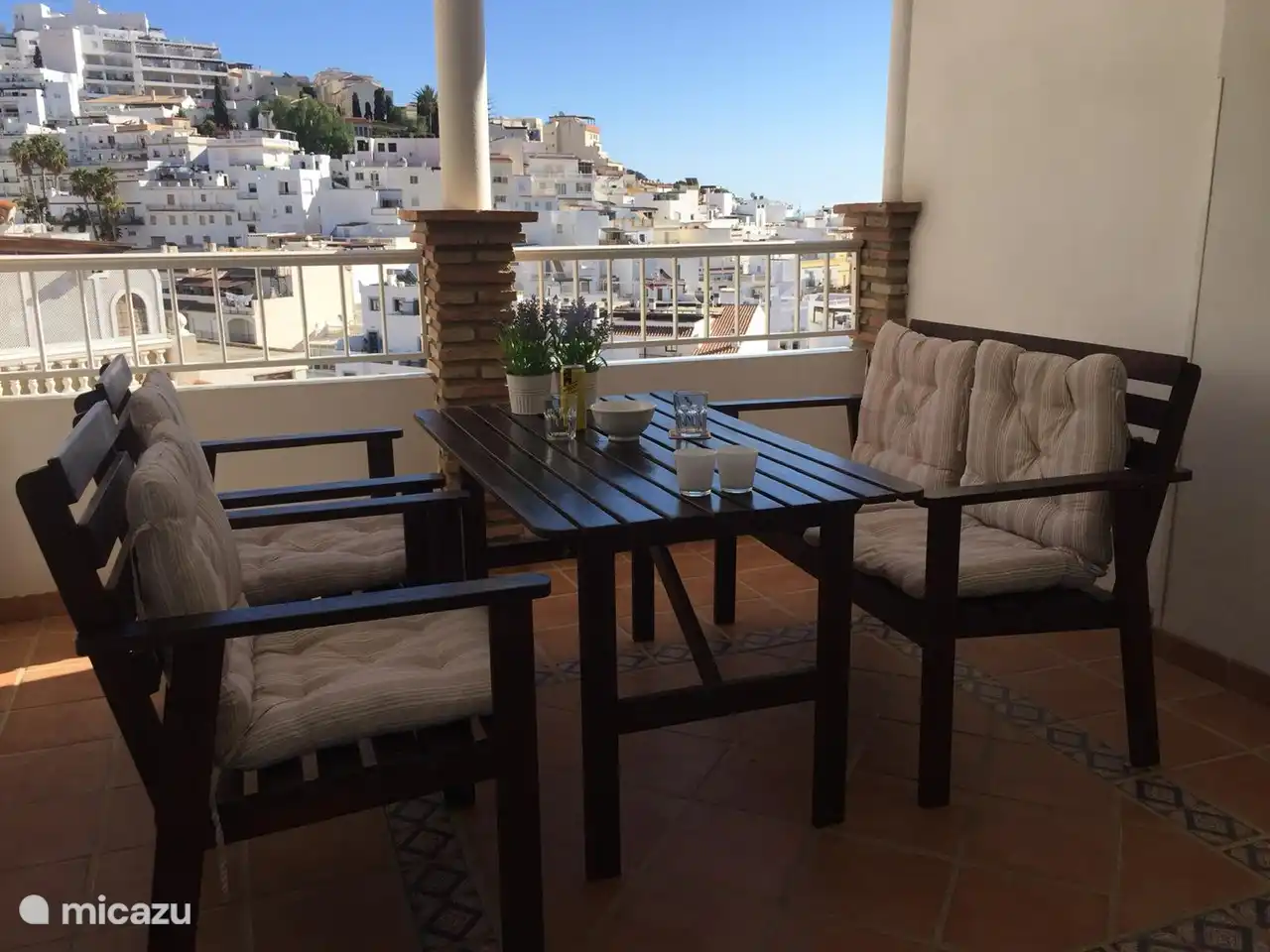 La terrasse au salon avec vue sur le vieux village blanc et vue mer. Habituellement, nous prenons le petit déjeuner ici au soleil du matin.