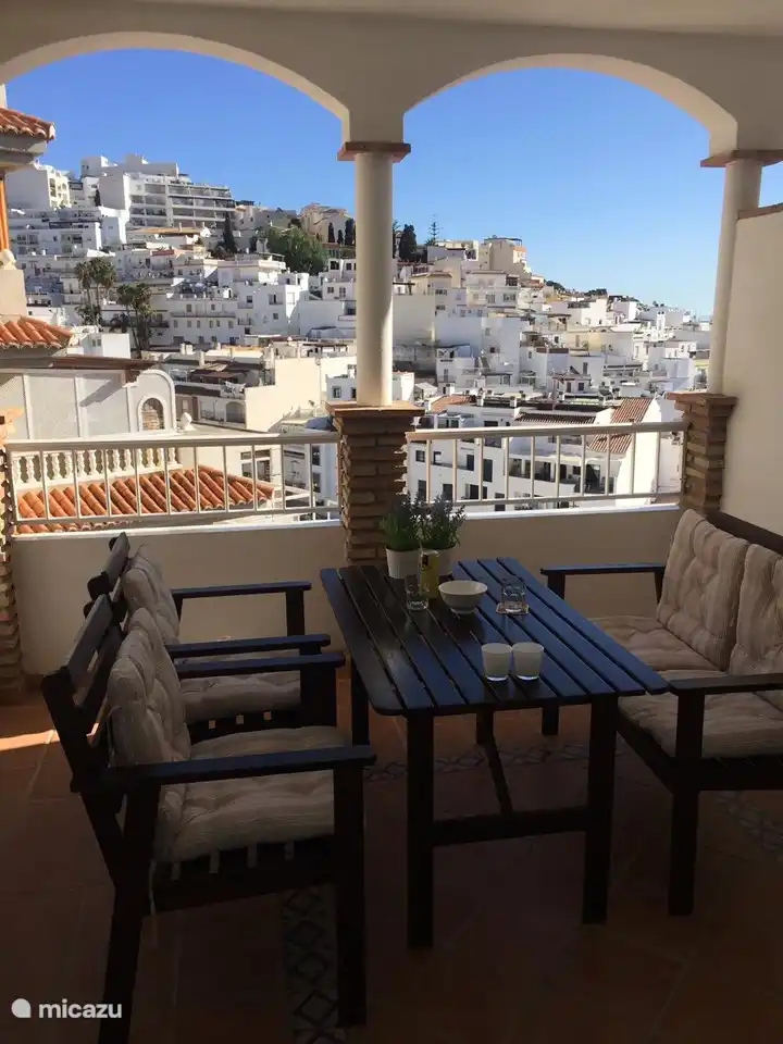 Si vous voulez vous asseoir dehors pour prendre un bon petit déjeuner mais pas directement en plein soleil .... avec vue sur la mer