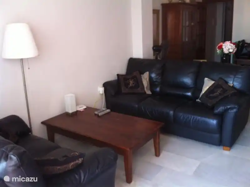 Photo similaire du canapé et de la table basse, mais à la lumière du jour.