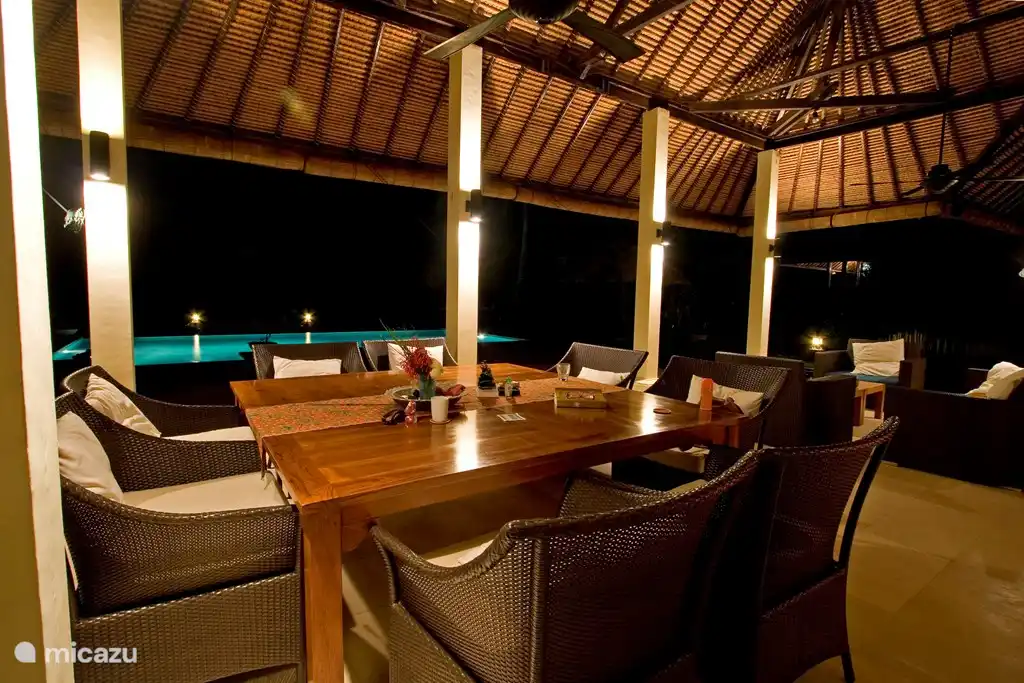 mesa grande con sillones