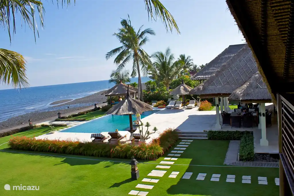 piscina y terraza desde balcón