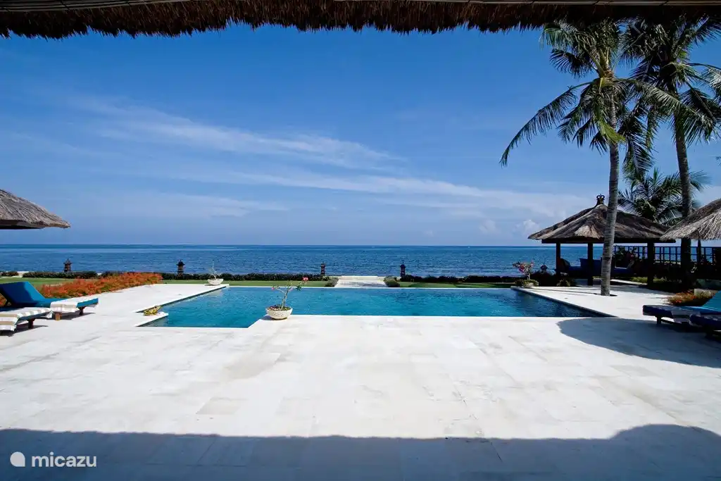 piscina - vista al mar