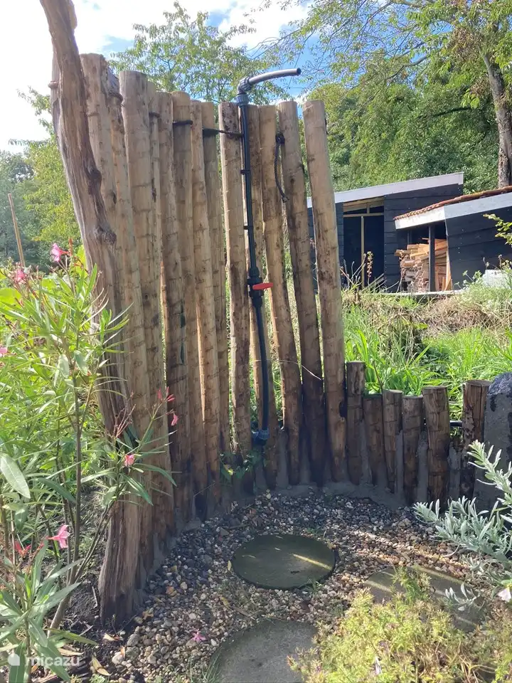 Außendusche in der Sauna