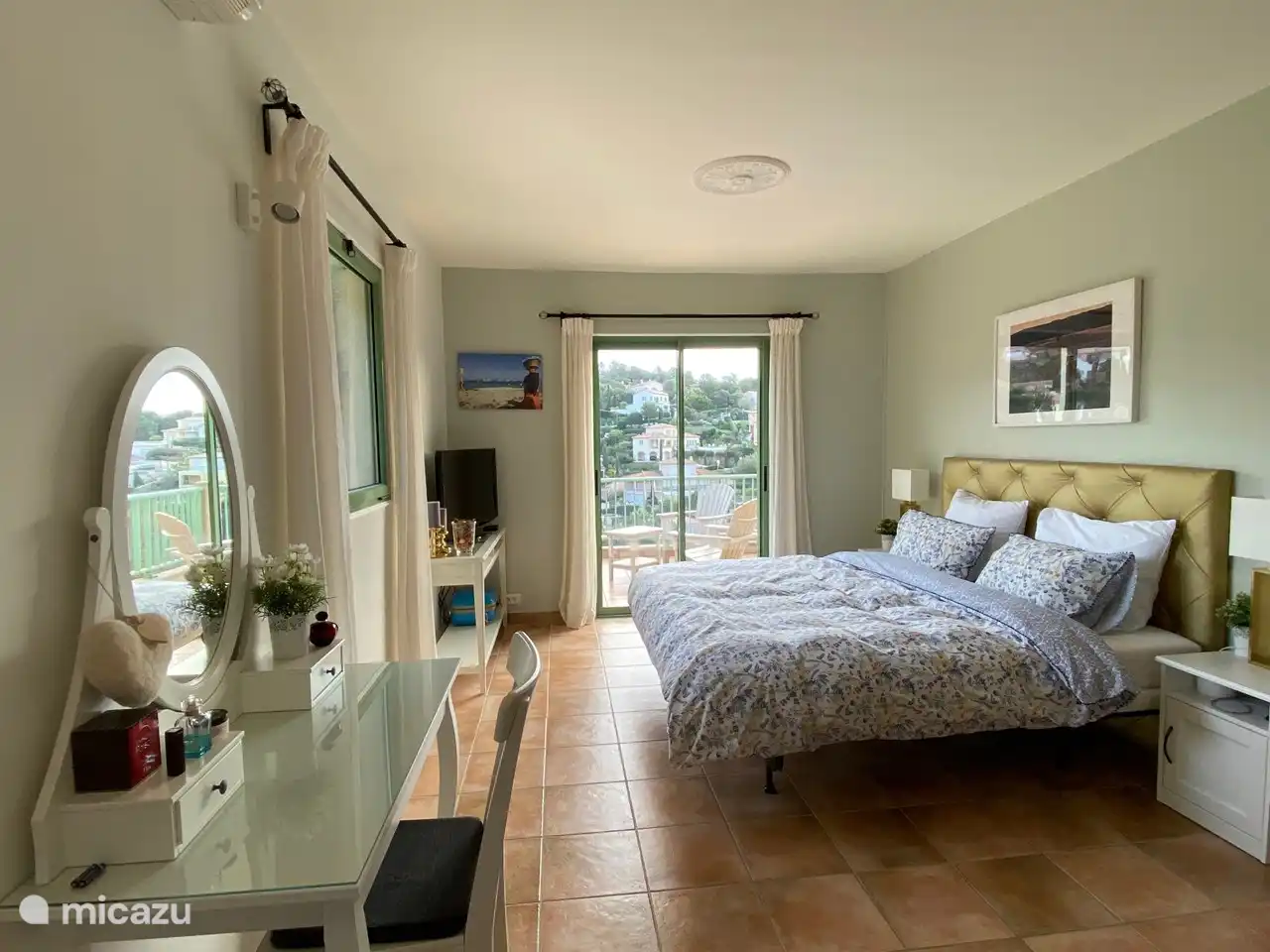 Chambre de maître I, air conditionné, terrasse, salle de bain privée, TV.