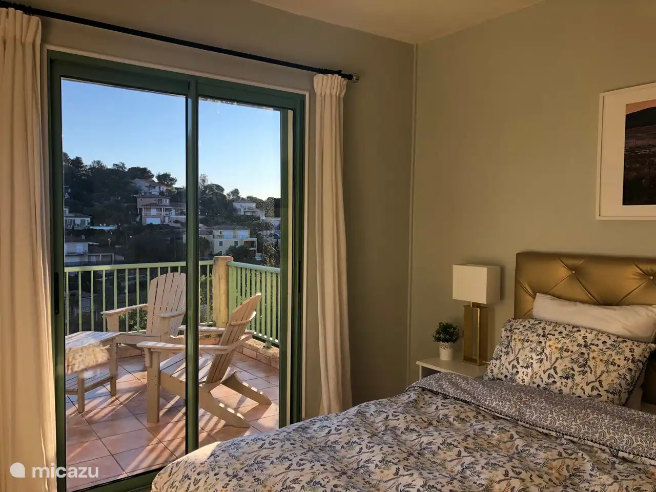 Chambre des maîtres I, terrasse privée avec soleil du matin.