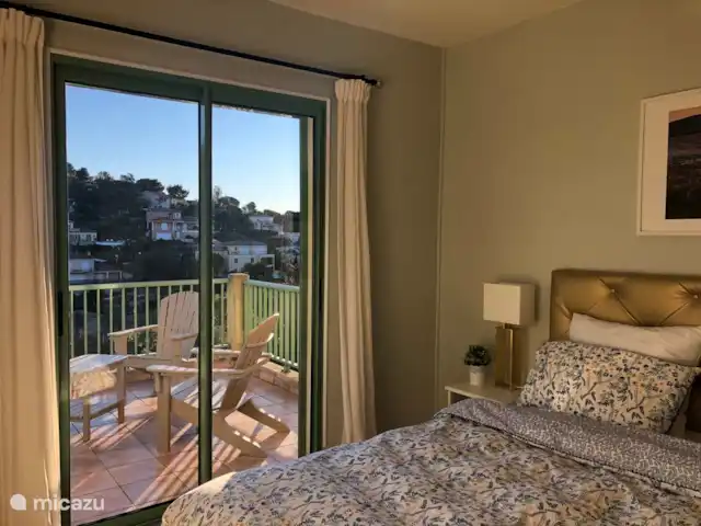 Villa Patrimoine | France, Côte d'Azur, Les Issambres - villa Chambre des maîtres I, terrasse privée avec soleil du matin.