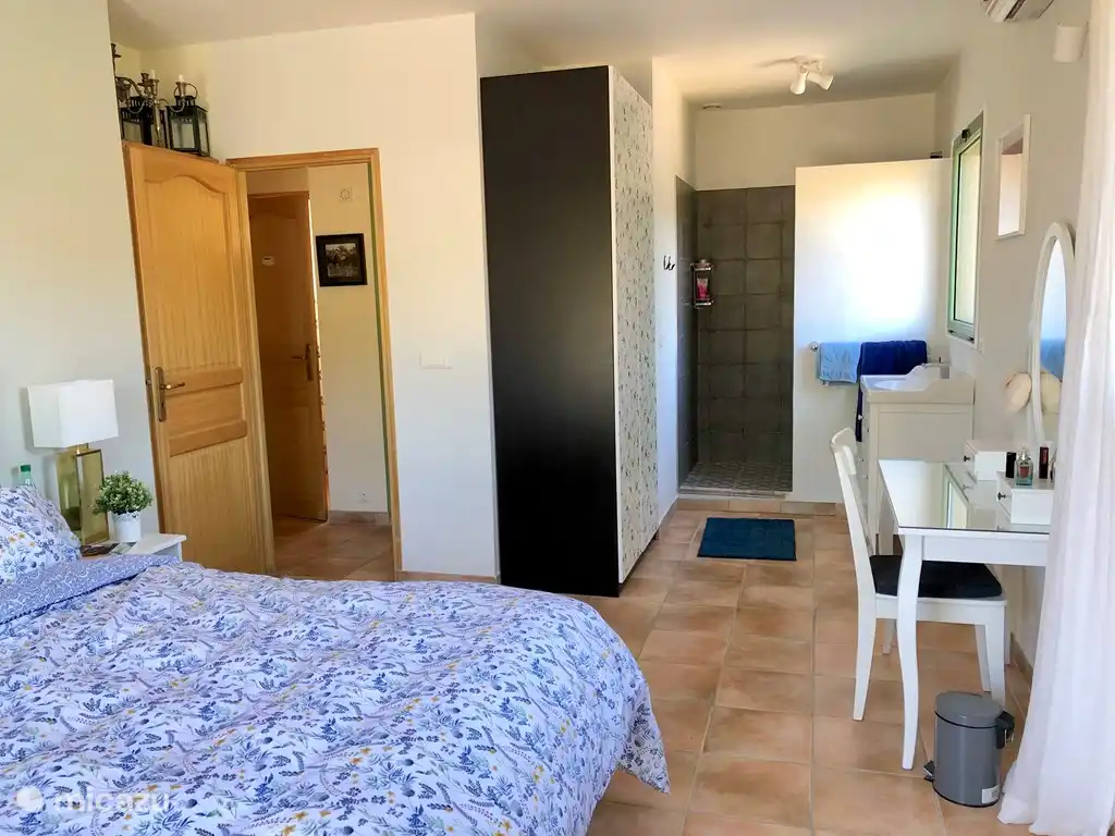 Salle de bain attenante à la chambre principale I