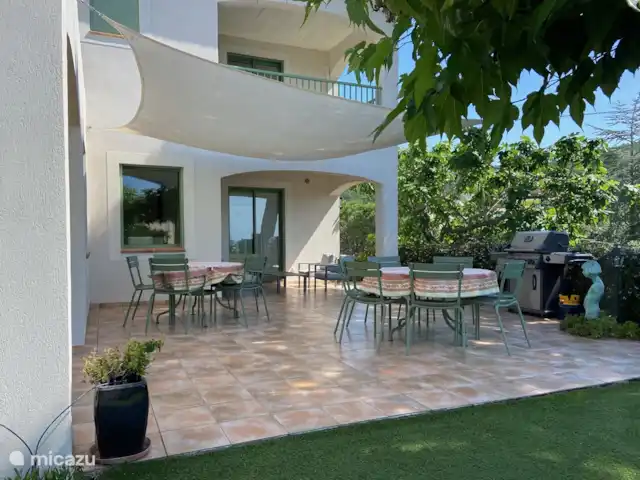 Villa Patrimoine | France, Côte d'Azur, Les Issambres - villa Coin salon et tables à manger rondes pour 12 personnes