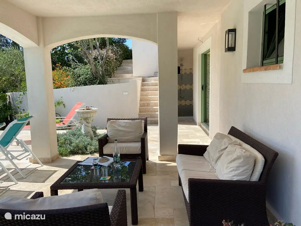 Divers coins salons avec terrasses partiellement couvertes