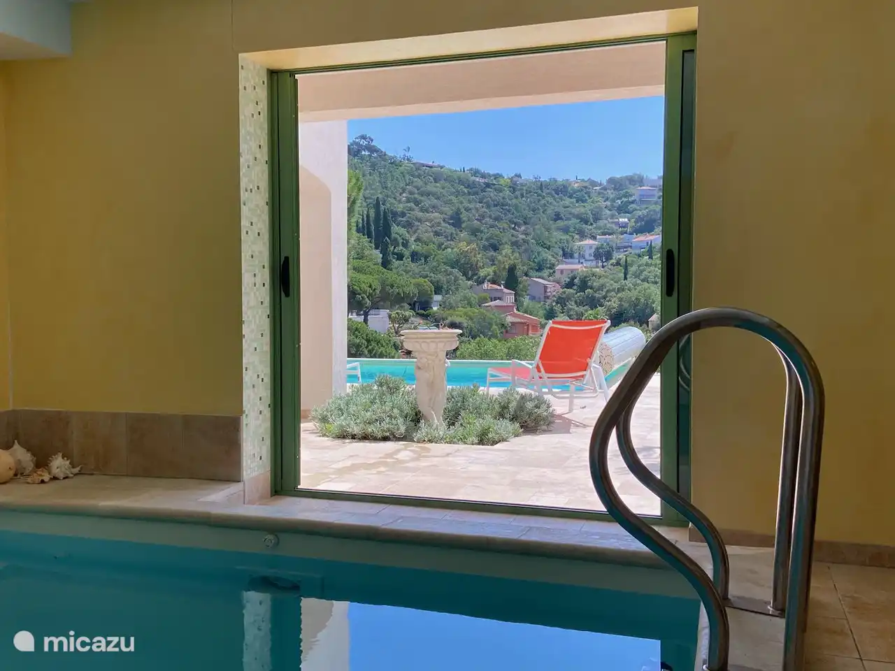 Vue depuis la piscine intérieure