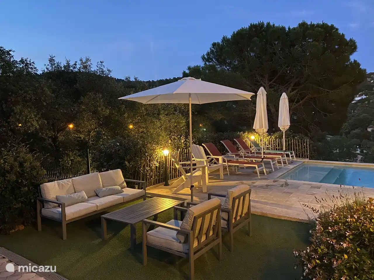 Merveilleusement privé. La cour arrière borde une réserve naturelle.