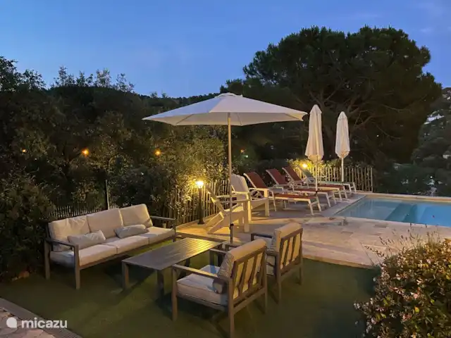 Villa Patrimoine | France, Côte d'Azur, Les Issambres - villa Merveilleusement privé. La cour arrière borde une réserve naturelle.