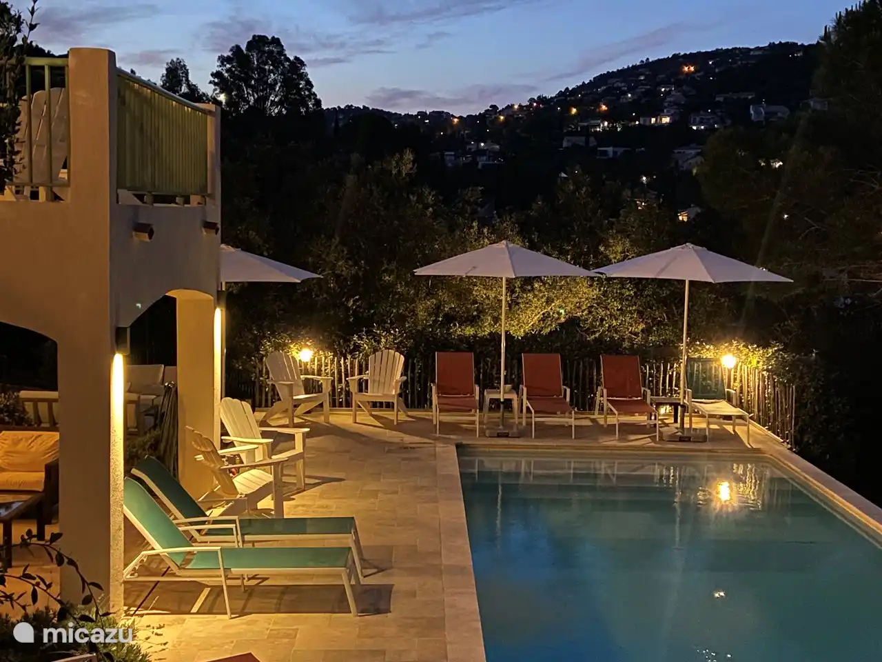 jardin et terrasses joliment éclairés