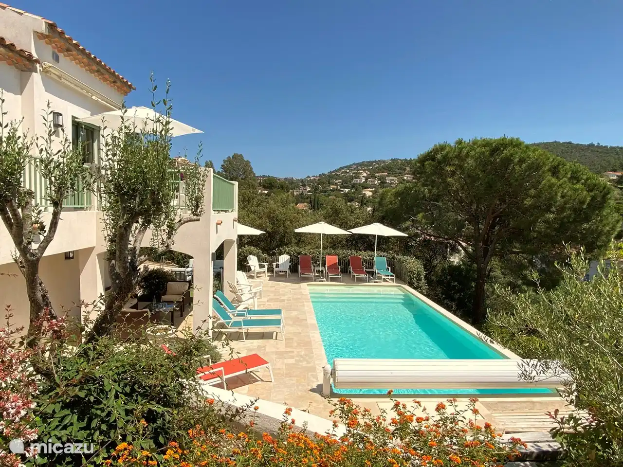 Piscine avec plage pour les petits enfants, adjacente à la réserve naturelle