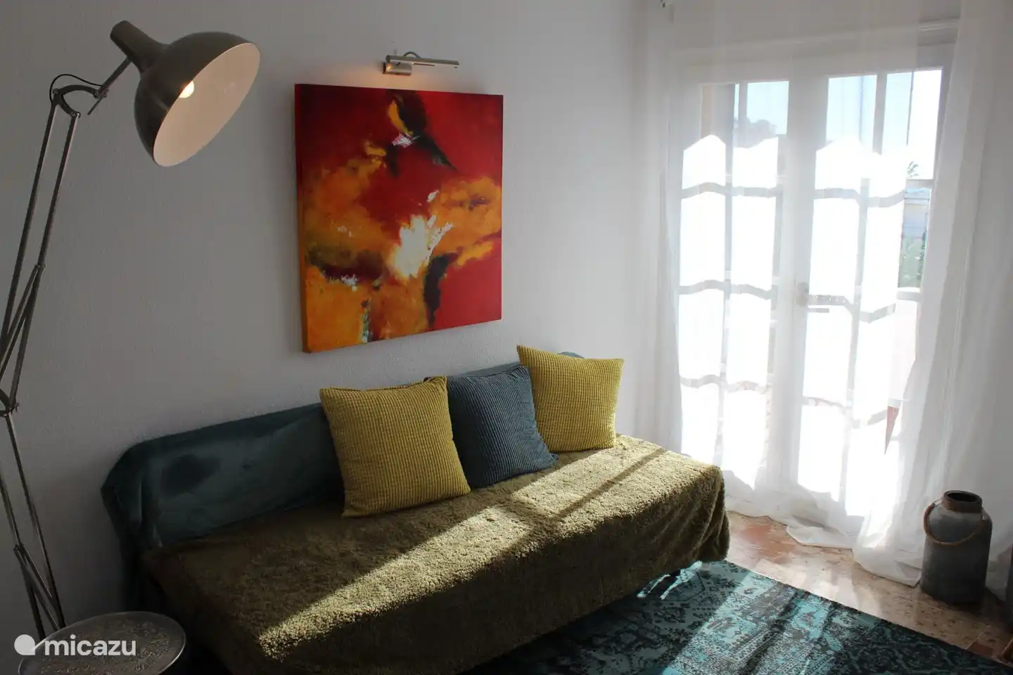 Sal&#243;n con c&#243;modo sof&#225;.