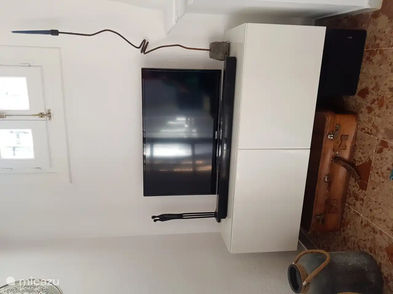 televisi&#243;n con muchos canales internacionales m&#225;s chromecast y barra de sonido bluetooth y wifi gratis.