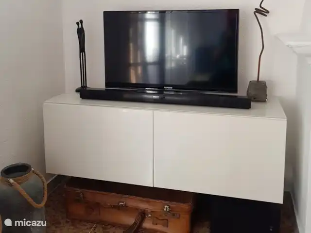 Location de Vacances Espagne, Costa del Sol, Mijas Golf, appartement - Casa Juapa télévision avec de nombreuses chaînes internationales plus barre de son chromecast et bluetooth et WiFi gratuit.