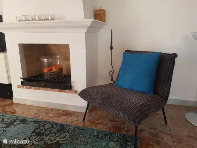 Location de Vacances Espagne, Costa del Sol, Mijas Golf, appartement - Casa Juapa joli coin lecture avec petit fauteuil