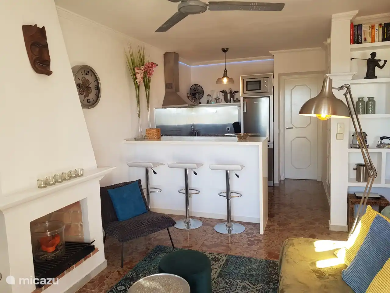 Amplia barra desayunadora en la cocina.