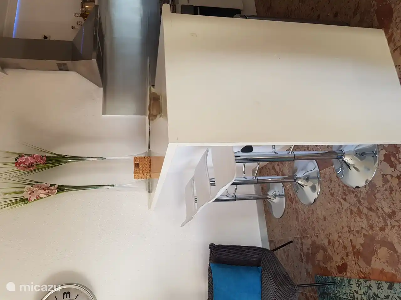 Barra de comedor que tambi&#233;n puede servir como espacio de trabajo adicional en la cocina.