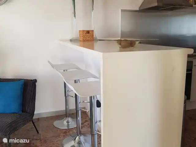 Location de Vacances Espagne, Costa del Sol, Mijas Golf, appartement - Casa Juapa Bar à manger pouvant également servir d'espace de travail supplémentaire dans la cuisine.