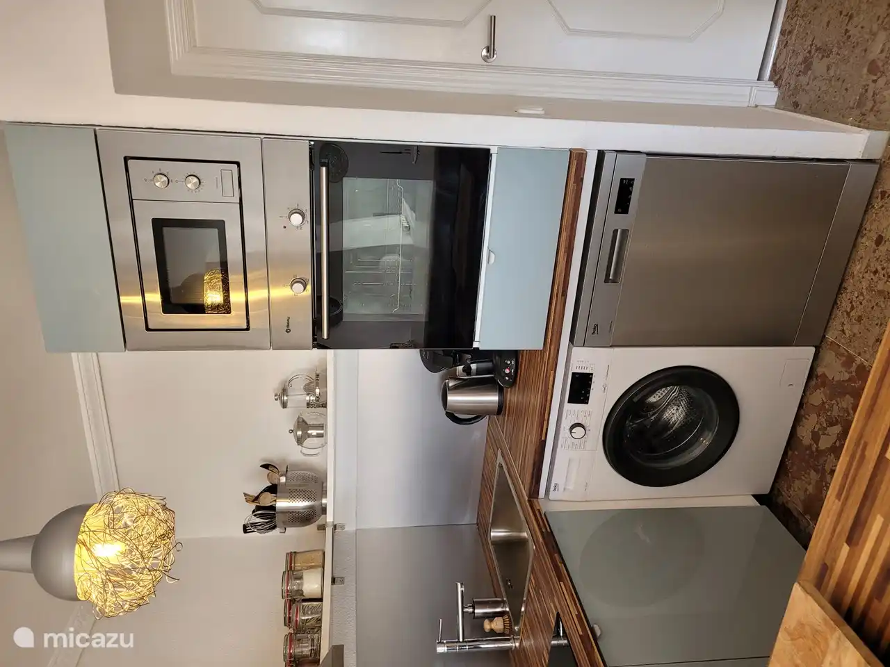 Cocina totalmente equipada con frigor&#237;fico, lavavajillas, horno, microondas y lavadora