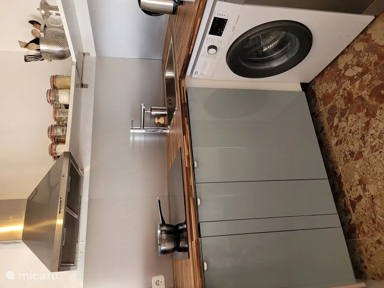 Amplia encimera con vitrocer&#225;mica