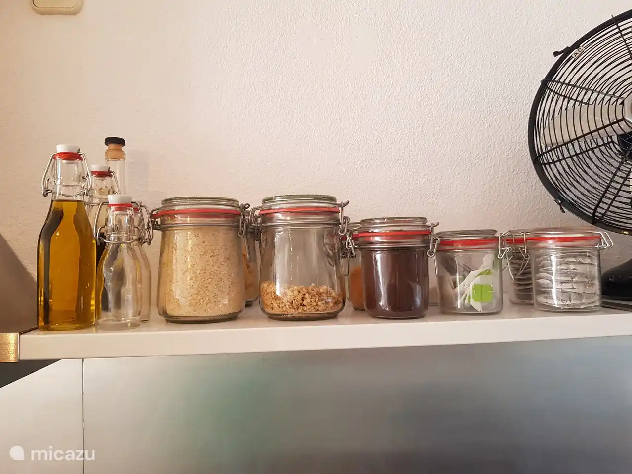 aceite, vinagre, pimienta, sal, az&#250;car, caf&#233;, t&#233; en caldo.