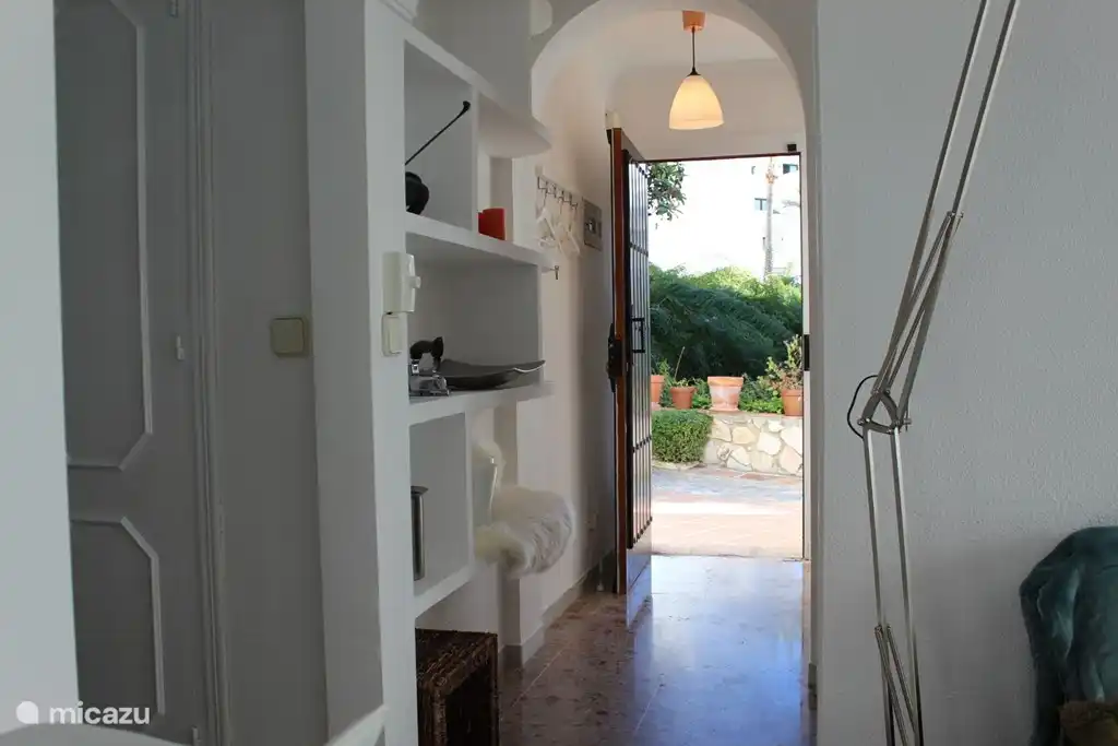 Mire a trav&#233;s de la sala de estar a la puerta principal.