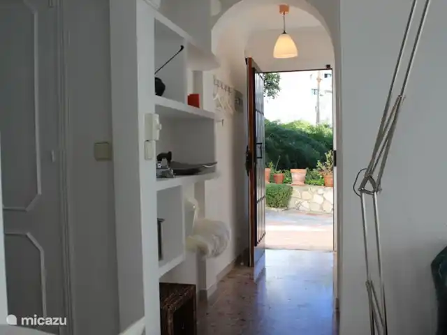 Location de Vacances Espagne, Costa del Sol, Mijas Golf, appartement - Casa Juapa Regardez à travers du salon à la porte d'entrée