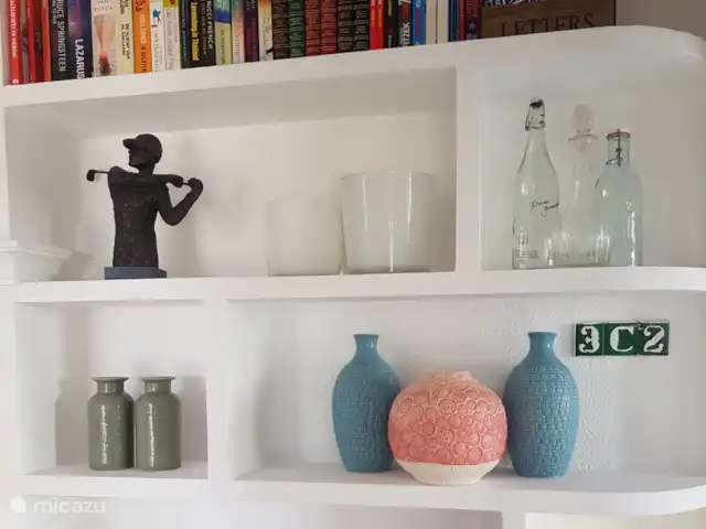 Location de Vacances Espagne, Costa del Sol, Mijas Golf, appartement - Casa Juapa armoire avec de beaux accessoires et mini bibliothèque sur l'étagère du haut