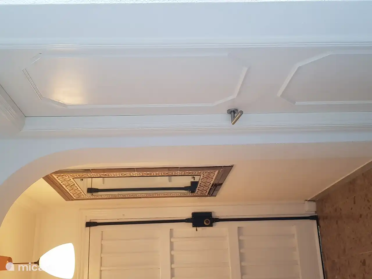 Puerta de entrada y la puerta del dormitorio.