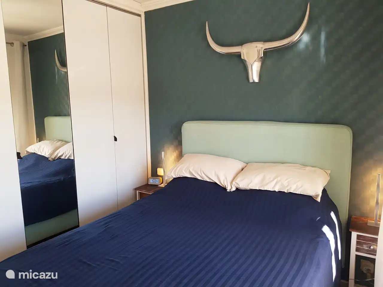 amplio armario con pata y parte colgante