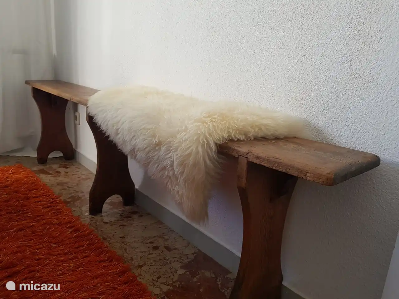 Precioso banco antiguo en el dormitorio para ponerte la ropa.