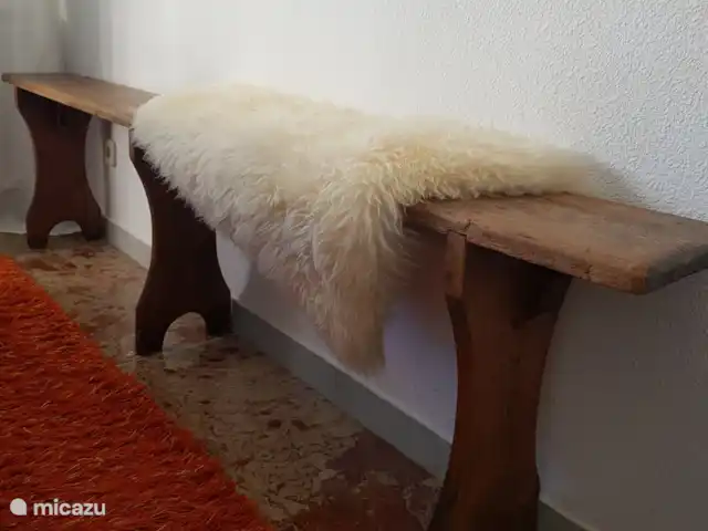 Location de Vacances Espagne, Costa del Sol, Mijas Golf, appartement - Casa Juapa Beau banc antique dans la chambre pour mettre vos vêtements.