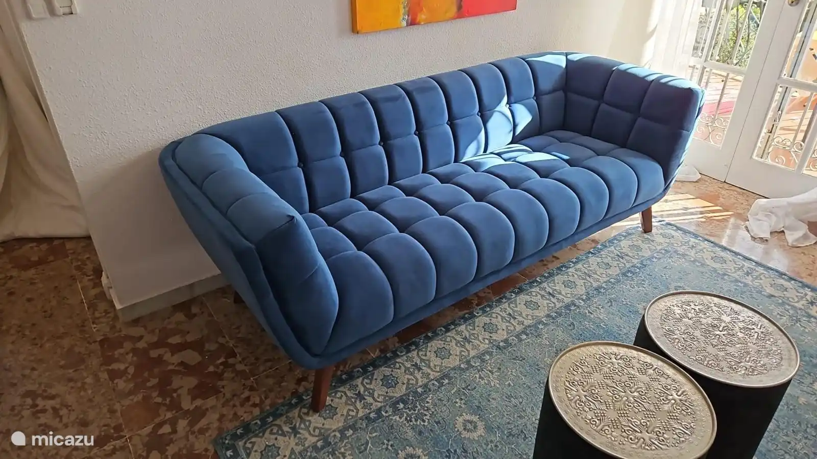 Sala de estar con c&#243;modo sof&#225;