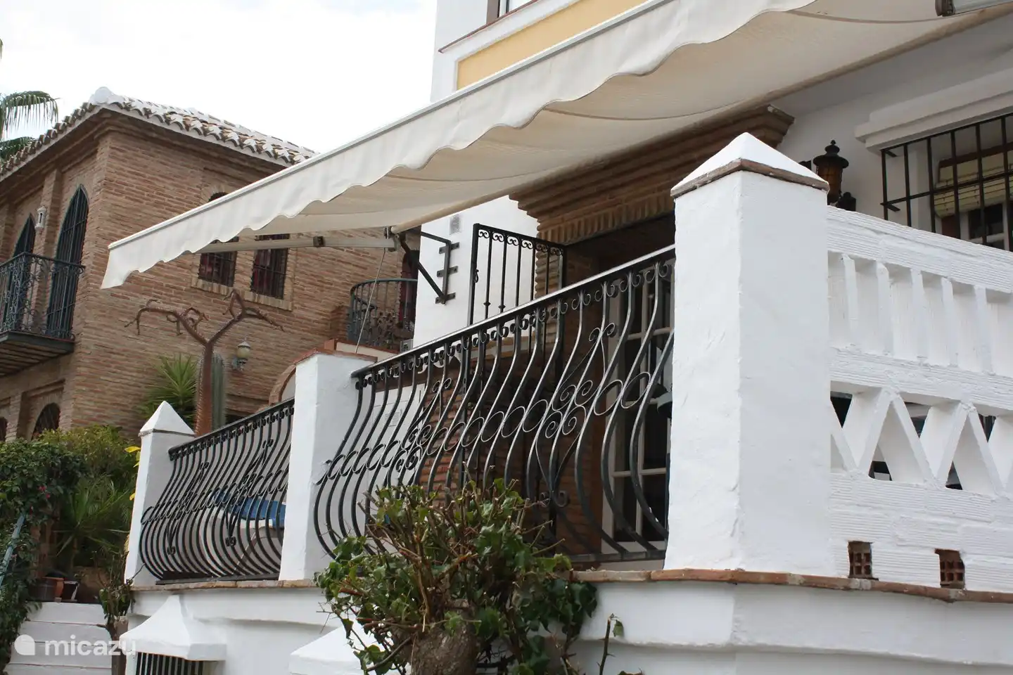 terraza vista desde el lado de la calle