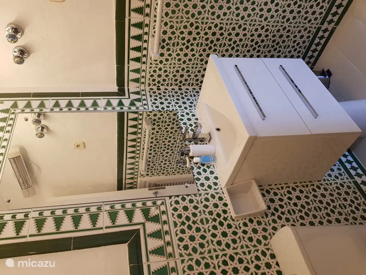 Mueble de ba&#241;o con espejo estilo andaluz