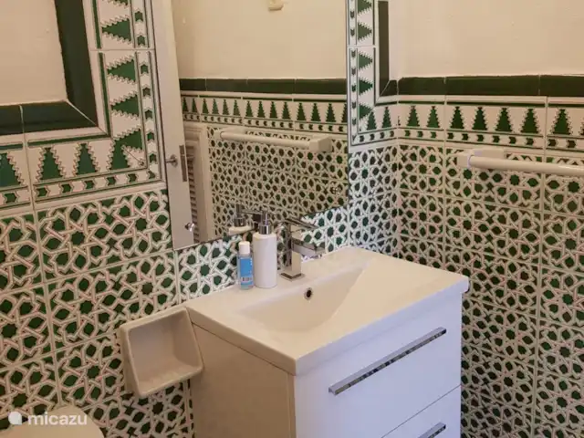 Location de Vacances Espagne, Costa del Sol, Mijas Golf, appartement - Casa Juapa Meuble de bain avec miroir de style andalou