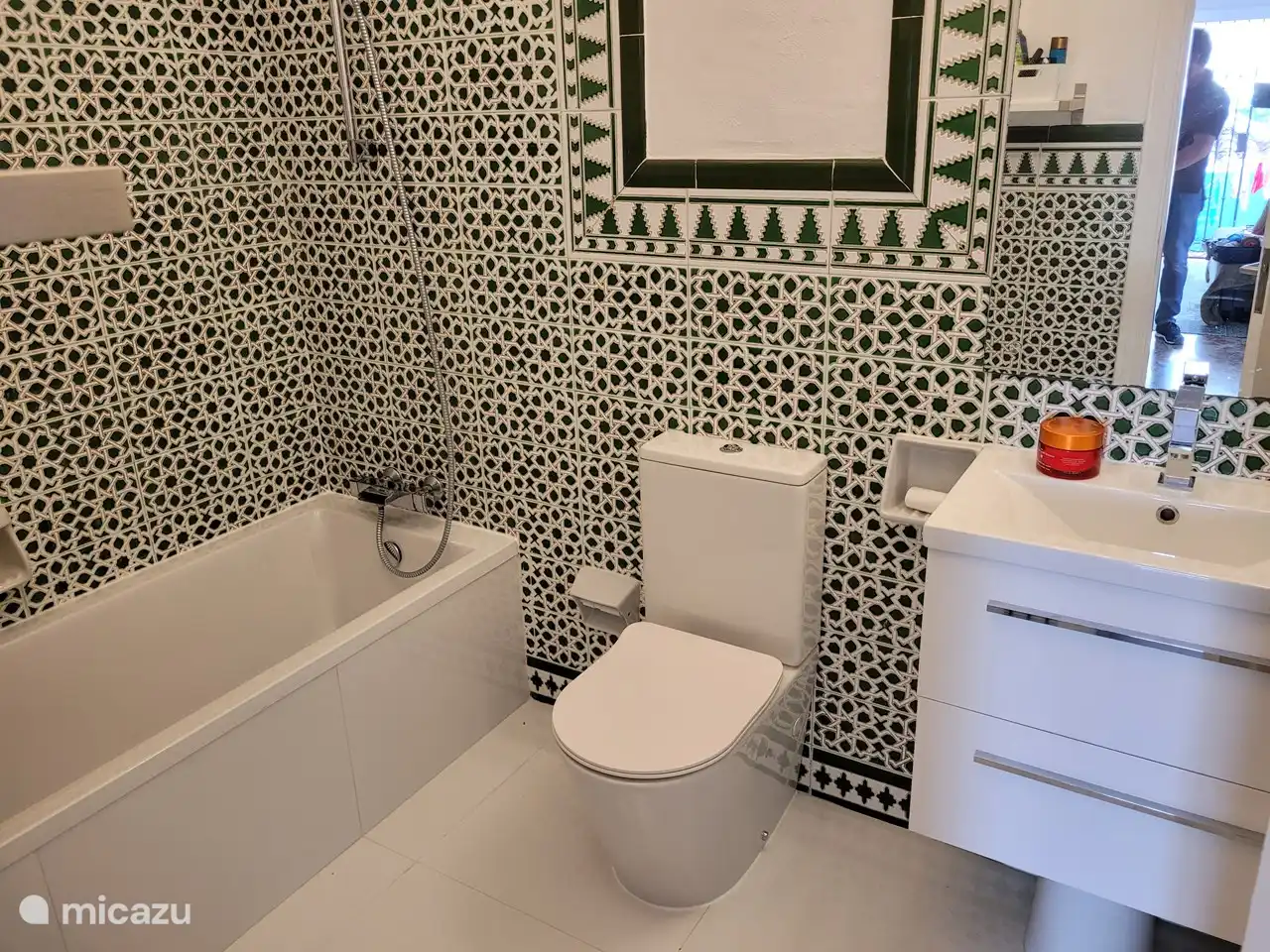 elegantemente decorado con un ambiente andaluz