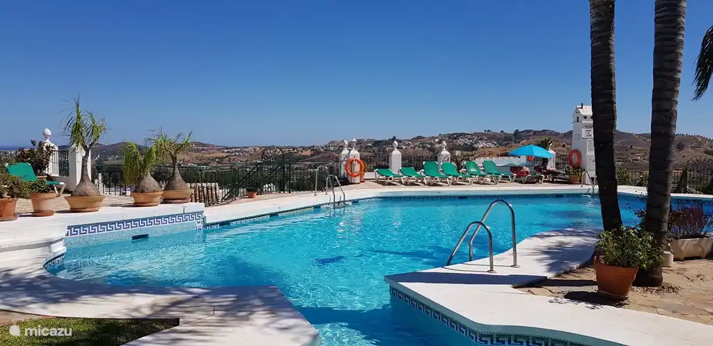 una de las cuatro piscinas con vista al valle.