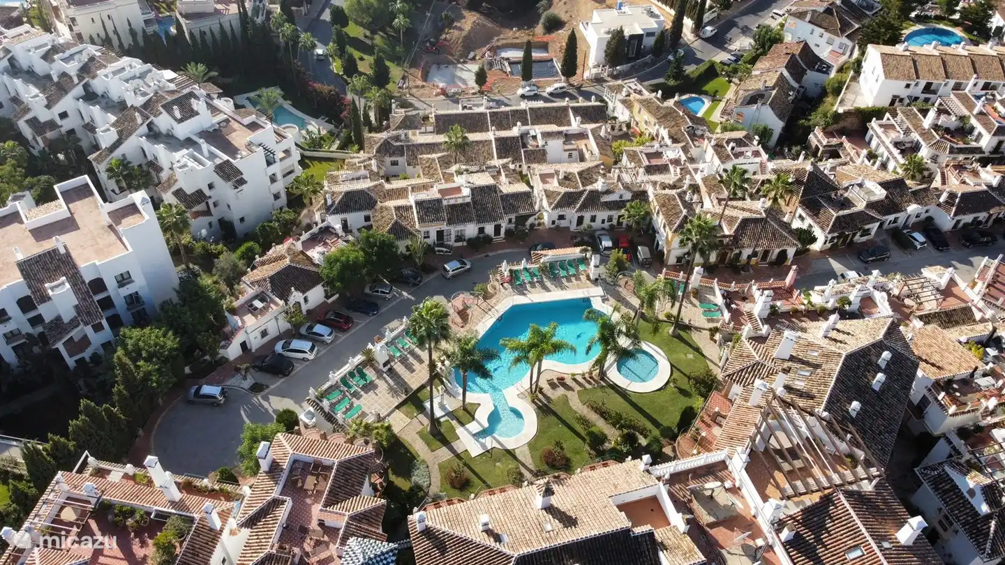 Vista de p&#225;jaro de la gran piscina.