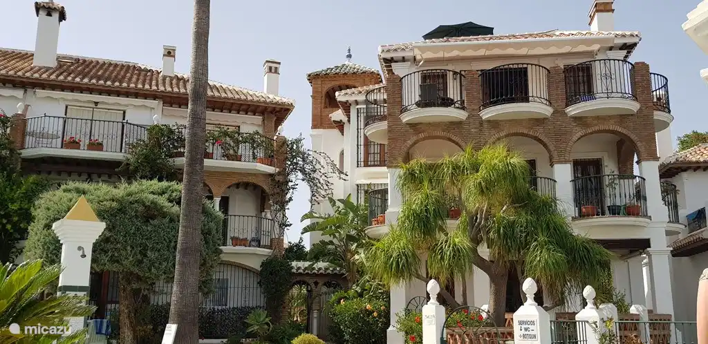 estilo arquitect&#243;nico cl&#225;sico combinado con muchas plantas.