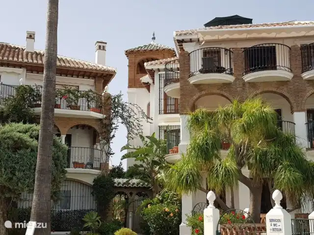 Location de Vacances Espagne, Costa del Sol, Mijas Golf, appartement - Casa Juapa style architectural classique combiné avec beaucoup de plantes.